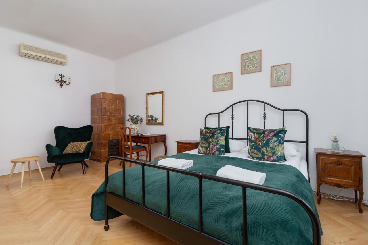 Spacious Retro In The Center Of Cracow By Renters Appartement