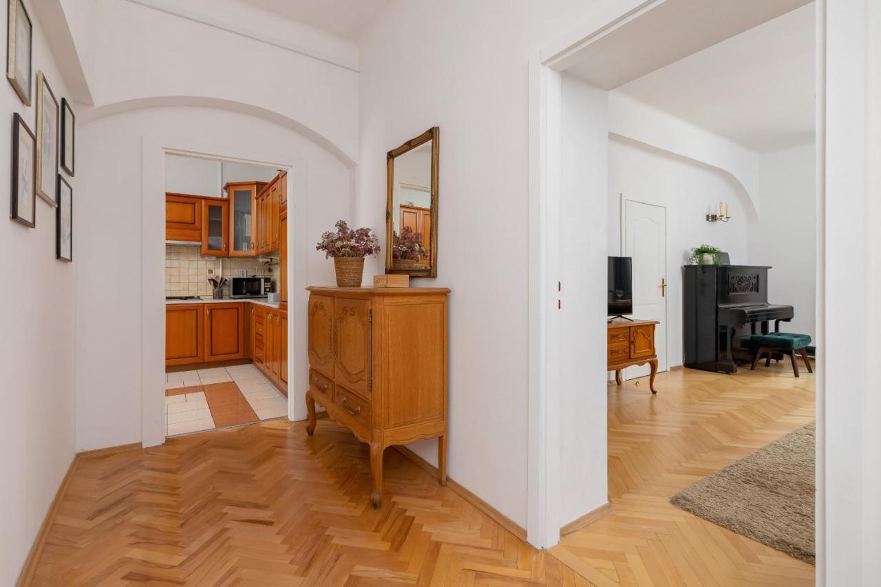 Apartment Spacious Retro In The Center Of Cracow By Renters Krakau