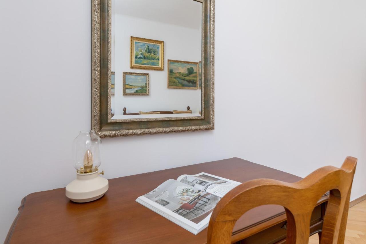 Spacious Retro In The Center Of Cracow By Renters Krakau