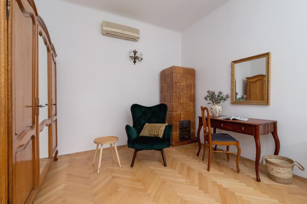 Spacious Retro In The Center Of Cracow By Renters Apartment Krakau