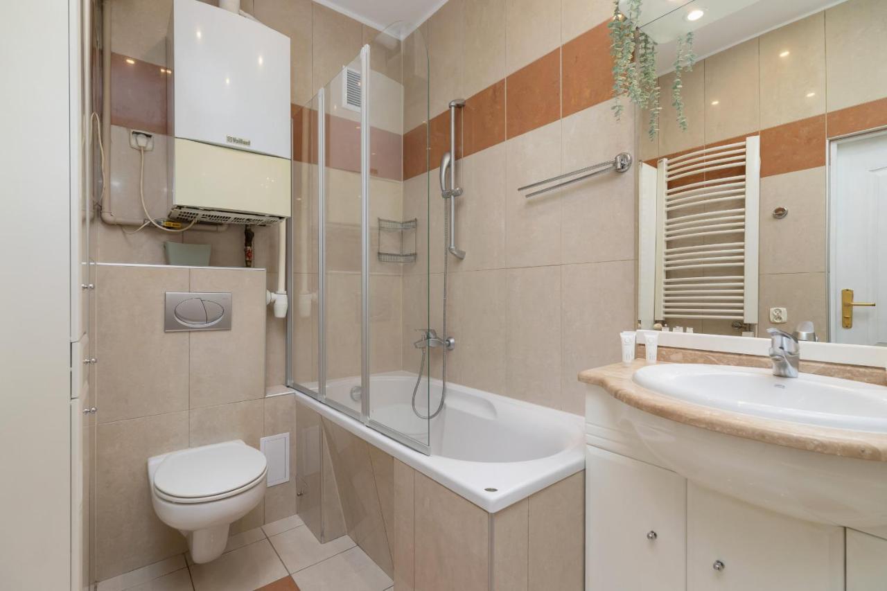 Spacious Retro In The Center Of Cracow By Renters Apartment Krakau